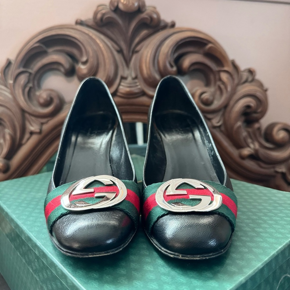 Gucci Black Heels with Red and Green Accents - Picture 9 of 11